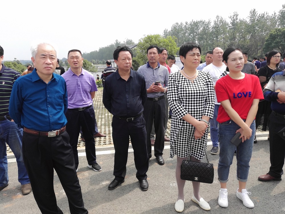 南县组织各级领导干部180余人来我公司智慧农业第一村污水处理项目参观考察，由赫山住建局田局长接待并讲解